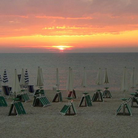 Hotel Chiaraluna Civitanova Marche Exterior photo