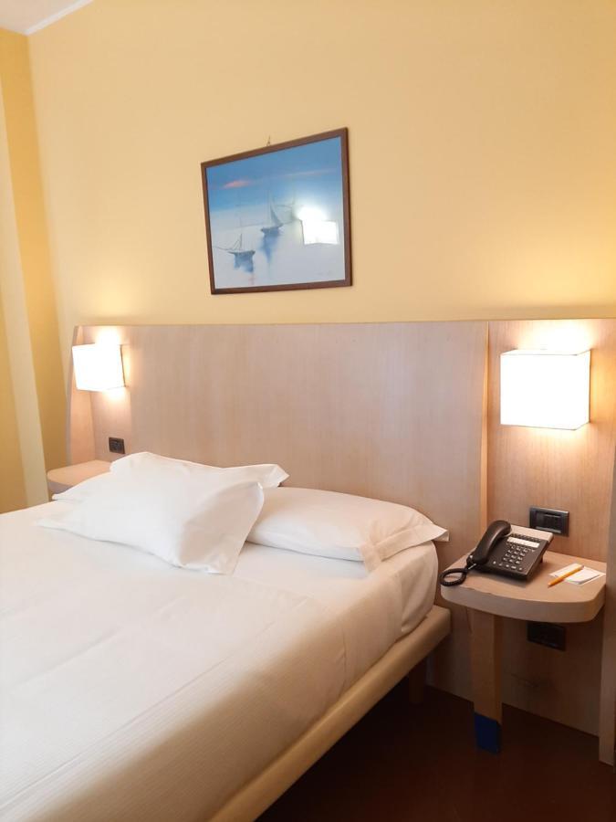 Hotel Chiaraluna Civitanova Marche Exterior photo