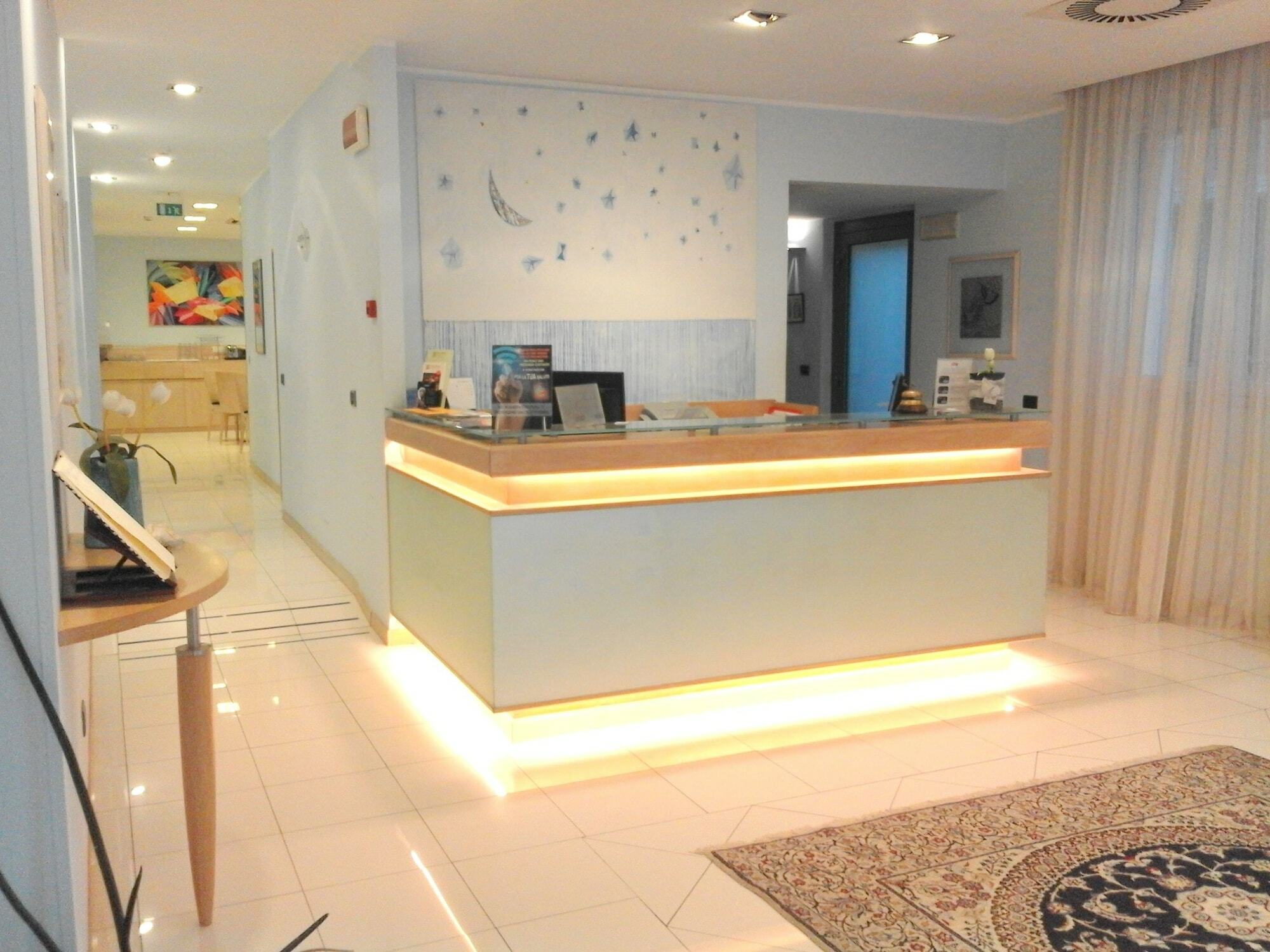 Hotel Chiaraluna Civitanova Marche Exterior photo